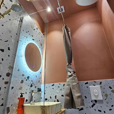 Tam Center Next To Blloku No2 アパート ティラナ