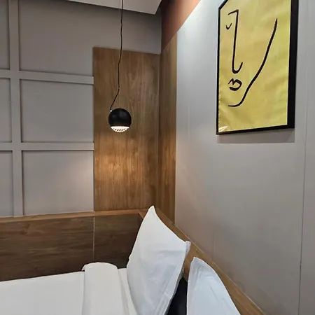 アパート Tam Center Next To Blloku No2 ティラナ