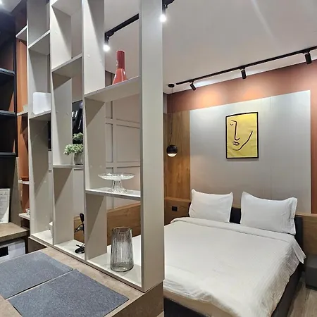 Tam Center Next To Blloku No2 アパート ティラナ